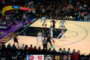 骚死了！东契奇不看人炮弹妙传 海斯空切暴力炸扣终结