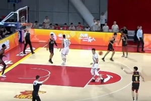 跟时间赛跑！首节剩5秒深圳后场发球 容子峰接球快攻压哨抛投命中