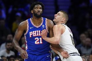 恩比德训练师：约基奇一受伤媒体就要求取消65场规则 太双标了