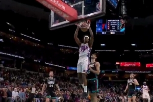 体现活力！埃奇库姆抢断快下 接马克西击地妙传双手飞扣！