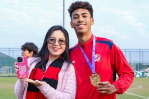 全胜夺冠！恒大足校夺U17联赛冠军，张洪福妈妈与儿子合影庆祝