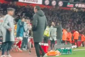 📹另一转播视角看埃梅里：终场哨响后未等阿尔特塔握手直接离场