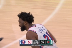 这球要是扣进去的话！恩比德点飞兰代尔 自抛自扣可惜扣飞！