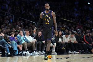 三连铁！詹姆斯连投三分不中&海斯捡板暴扣 之后上空篮也打铁