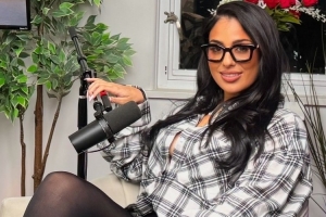 皮尔斯：XX时我不喜欢看成人视频 女主持：那样显得不信任彼此