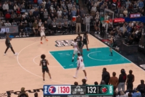 三威胁！恩比德罚球线一个探步晃退防守人 招牌中投弹进