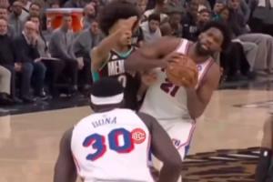 面对小前锋韦尔斯一碰就倒！美媒打趣：恩比德一肘一倒哨子就来了