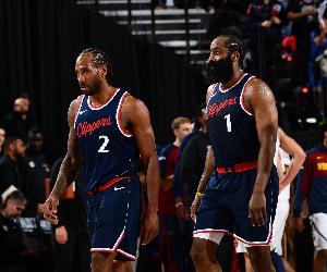 真开心了！莱昂纳德与哈登替补席喜笑颜开