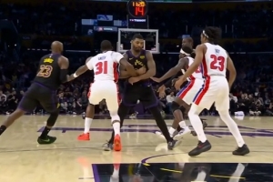 有个小跳步！斯玛特一档二掩护詹姆斯接球 结果被裁判吹进攻犯规