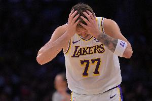 😭8个失误眼睛好辣！东契奇30分11助 末节没有得分！