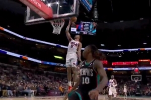 终于翻过来！格莱姆斯机警飞身抢断 快速反击腾空上篮反超！