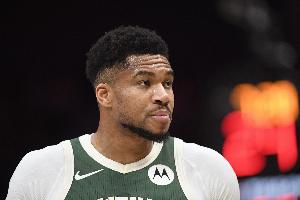 名记：联盟普遍认为字母和AD交易要等到休赛期 届时各队筹码更多