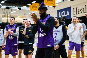 皇冠蛋糕！湖人全队训练后为詹姆斯庆生 艾顿指挥新秀唱生日快乐