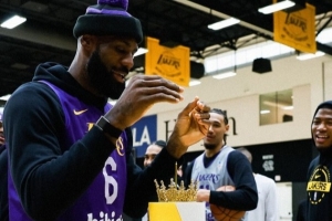 保留节目！艾顿指挥新秀为詹姆斯领唱生日歌 皇冠蛋糕吸睛👑