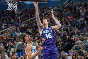 摧枯拉朽！霍尔中路接球起飞 直面篮筐满弓战斧暴力劈扣