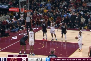 这什么神仙球！米切尔抢断反击被古德温拉住 身体失衡还能上篮2+1