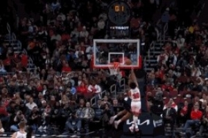 电光火石！特雷·琼斯欧洲步压哨上篮得分