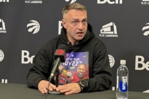 卫衣印着拉票口号！猛龙主帅：快投票送咱们得小伙子进全明星！