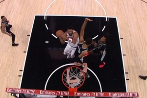 这球够硬！唐斯顺下对抗文班亚马出手打成2+1