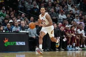 一波流？太阳失误&泰森反击单臂战斧暴扣 骑士15-2领先20分以上