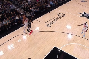 拆炸弹成功！唐斯外线接锅点起防守压哨造成三分犯规