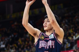 杜锋：徐杰已经去医院拍片子了 他受伤后年轻人顶不上来&防守崩了