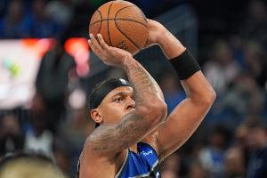 关键球！班凯罗强攻打进还造成犯规 可惜加罚不中