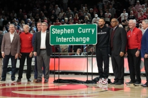 库里晒”库里30号立交“路牌：永远勇敢追梦 全程心怀感恩！