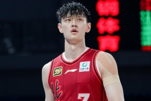 状态火热！曾凡博半场7中5高效拿下13分1助2帽 正负值+22