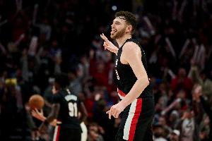 不敢投？克林根空位不投 冲筐上篮被造成进攻犯规