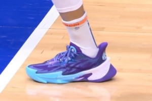 库里2025收官战穿回了UA！上脚Unrivaled联赛PE款Curry Series 7