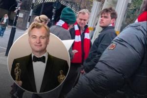 👀英国著名导演克里斯托弗·诺兰现身酋长球场，佩戴阿森纳围巾