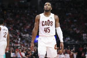 还得是米球王！米切尔半场13中6&9罚8中砍下21分7板3助2断