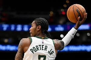 状态很不错！小凯文·波特半场11中8高效拿到17分 有精彩拉杆上篮