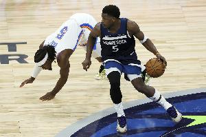 铁林：多特最开始应该不是先练的篮球 他的动作都不是篮球动作