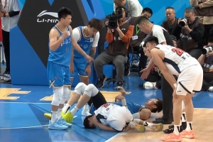 周琦被撞飞后倒地误伤徐杰膝盖！徐杰头盖毛巾已被队友背下场！