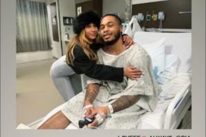 文班同款伤病！遭遇血栓无限期缺阵的惠特摩尔穿病号服与女友合照