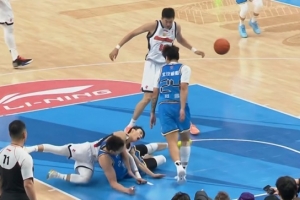 媒体人：国家队用人之际 没悬念的比赛把徐杰搞伤&萨姆纳百死莫赎