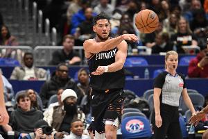 开始发力！布克第三节13中7怒轰19分2助攻 带队追到个位数分差