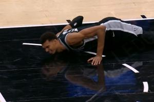 😌Shams：文班亚马左膝轻微过度伸展 初步检查没有重大损伤