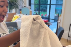 欢乐一家人！跨年夜吃龙虾大餐 詹姆斯女儿抓着活龙虾被吓到尖叫