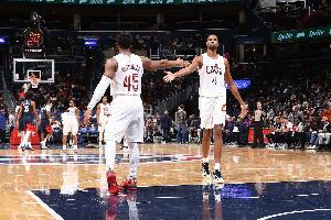 无私！米切尔三分线外出机会 假投真传助篮下小莫布里扣空篮！