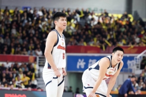 媒体人：擅长快攻反击的广东 今晚因身高劣势被北京摁着内线暴捶