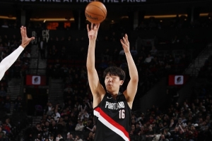 21中3！开拓者媒体人：杨瀚森要学会快速出手三分 他慢慢投就不准