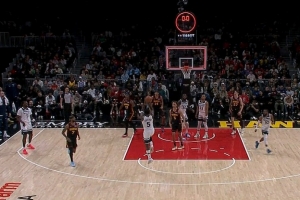 可惜！纳兹·里德三分不中 爱德华兹捡漏压哨中投先超时&无效