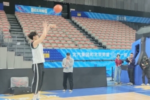 今晚对阵广东有望迎赛季首秀！曾凡博训练连中三分