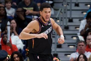 双拳难敌四手！布克25中13空砍全队最高32分 第三节19分