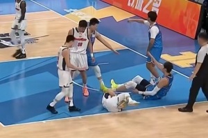 被队友背下场！徐杰已经去医院拍片子检查了 希望没事