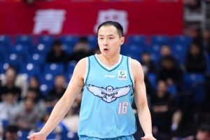 纯卧底！王奕博对旧主10中3拿8分2板4助1断 关键时刻频失误送罚球