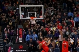 差了一点点！巴雷特弧顶撤步出手 绝平三分弹筐而出